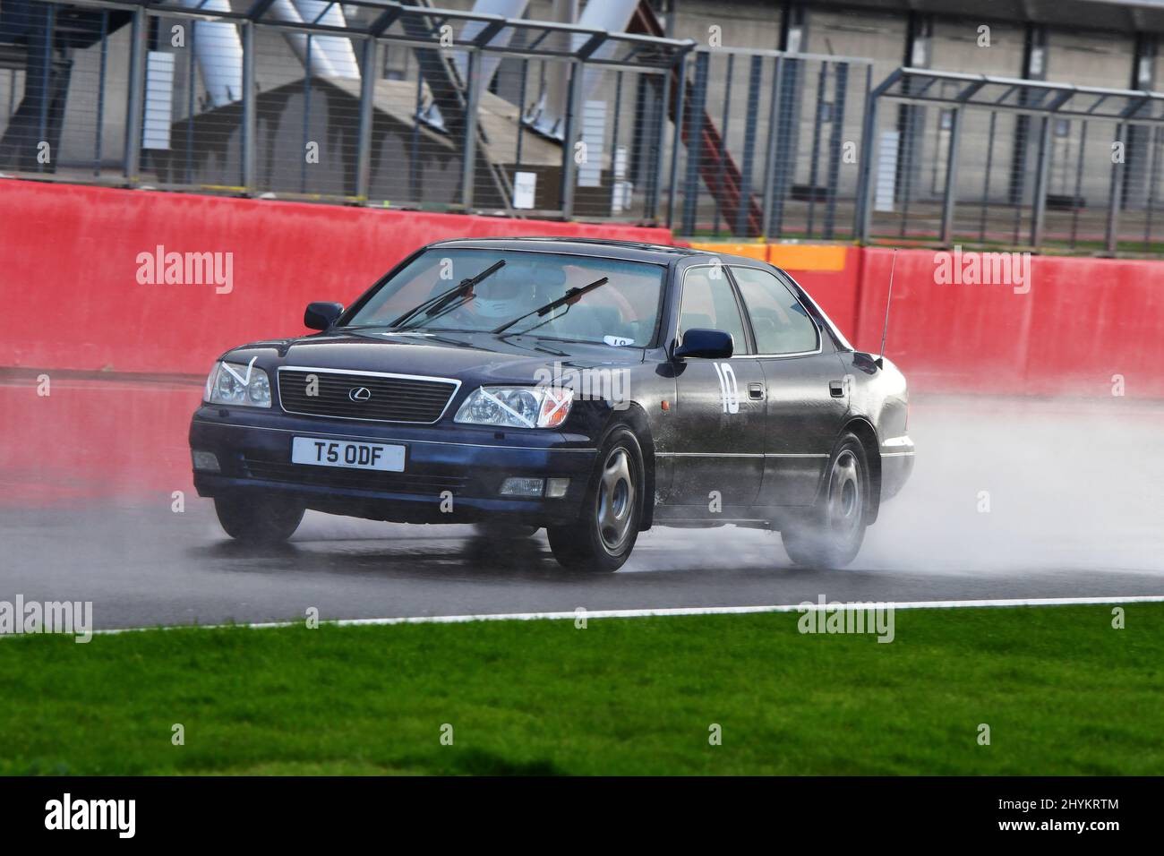 Dougal Cawley, Lexus LS400, Pomeroy Trophy, Vintage sports car Club, VSCC, circuit Grand Prix, Silverstone, Towcester, Angleterre.Silverstone Northampton Banque D'Images
