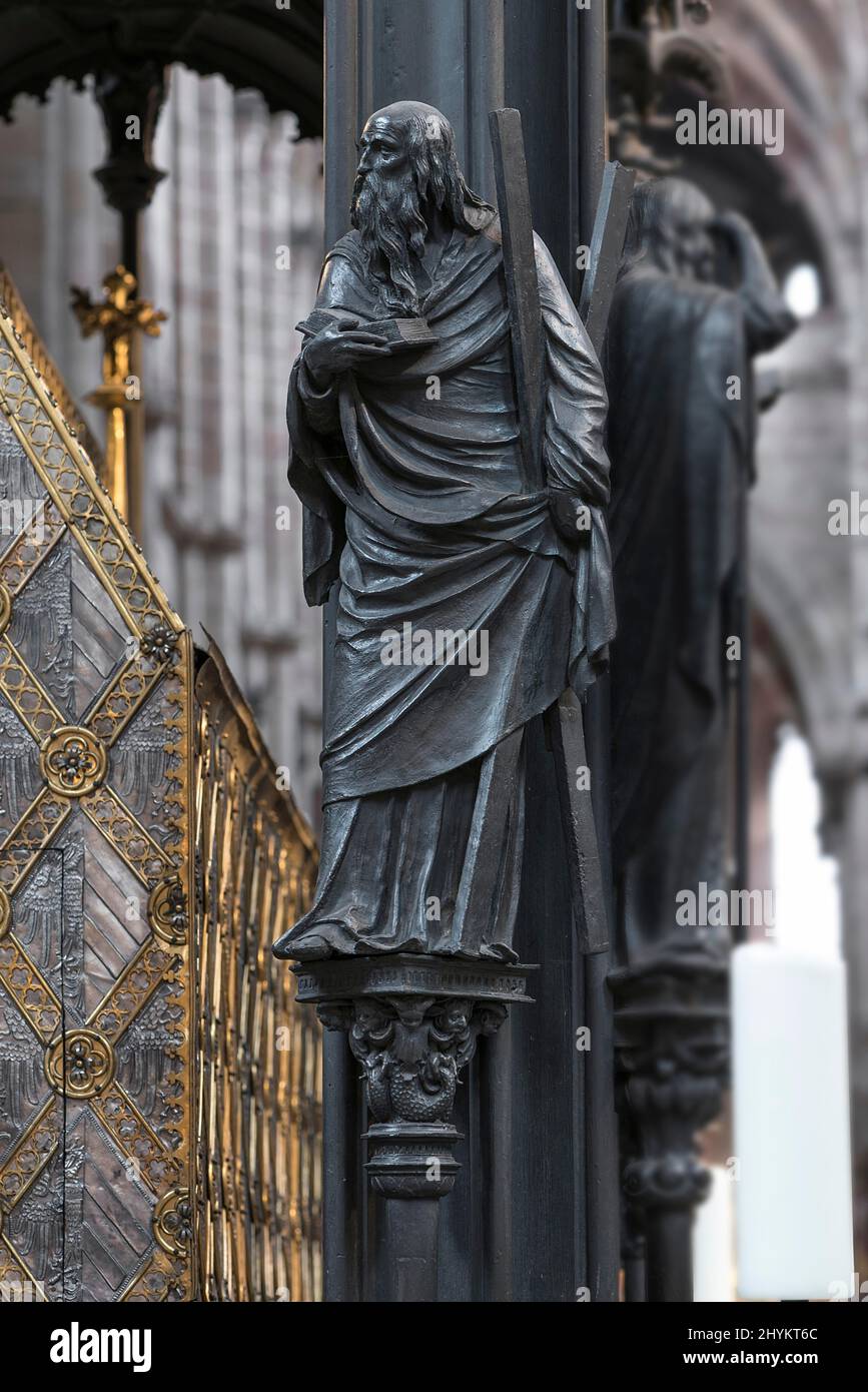 Apôtre Andrew, attribut de la croix, tombe Sebaldus créée par Peter Vischer 1507-1517, église Sebaldus, Nuremberg, moyenne-Franconie, Bavière, Allemagne Banque D'Images