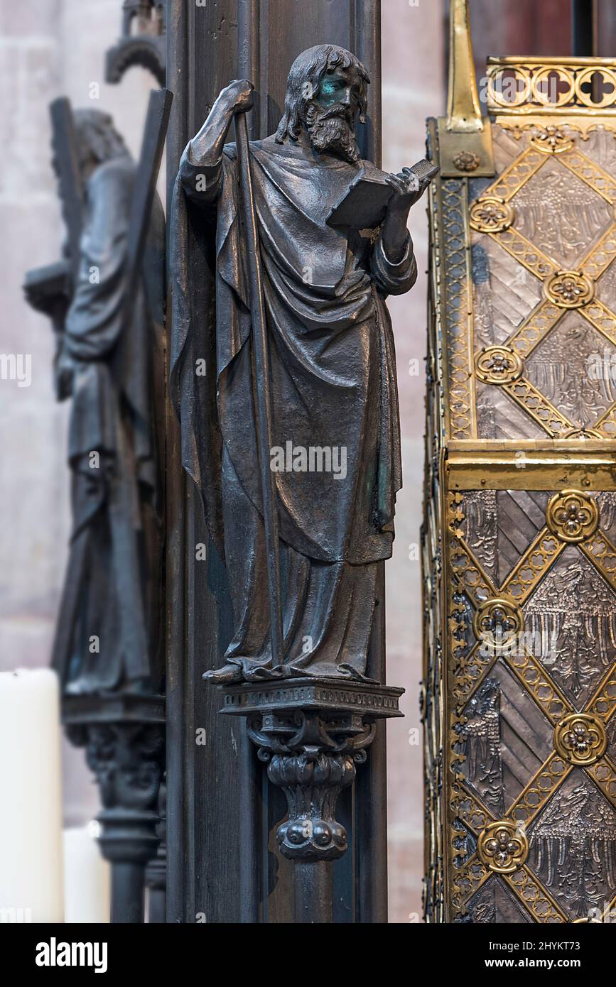 Apôtre Philippe, attribut de la barre et du livre, tombeau Sebaldus créé par Peter Vischer 1507-1517, Église Sebaldus, Nuremberg, moyenne-Franconie Banque D'Images