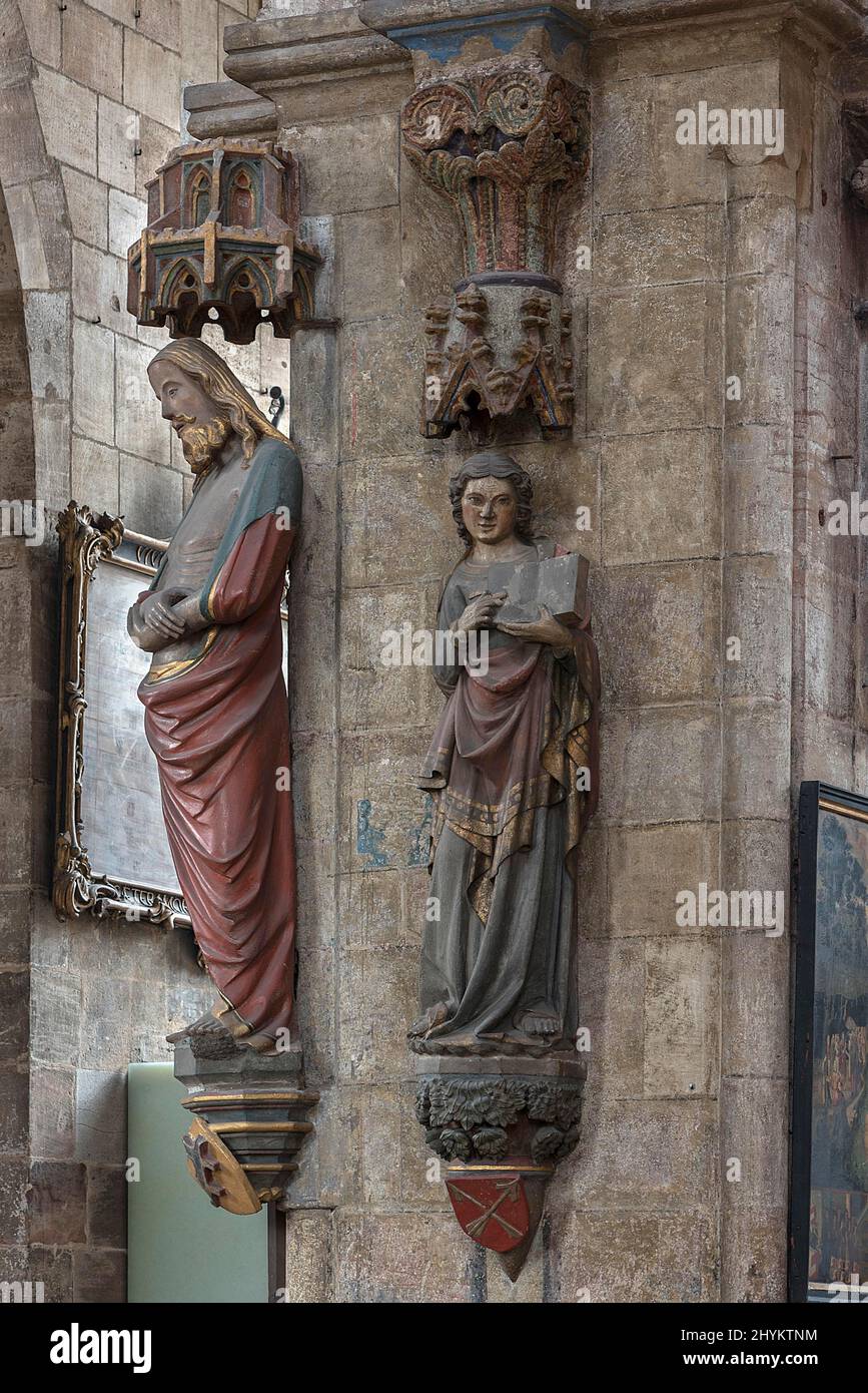 Sculptures colorées de l'Homme des Sorrows à gauche et Saint Saint-Matthieu à droite, Sebalsduskirche, Nuremberg, moyenne-Franconie, Bavière Banque D'Images