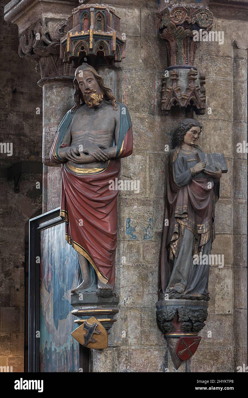 Sculptures colorées de l'Homme des Sorrows à gauche et Saint Saint-Matthieu à droite, Sebalsduskirche, Nuremberg, moyenne-Franconie, Bavière Banque D'Images