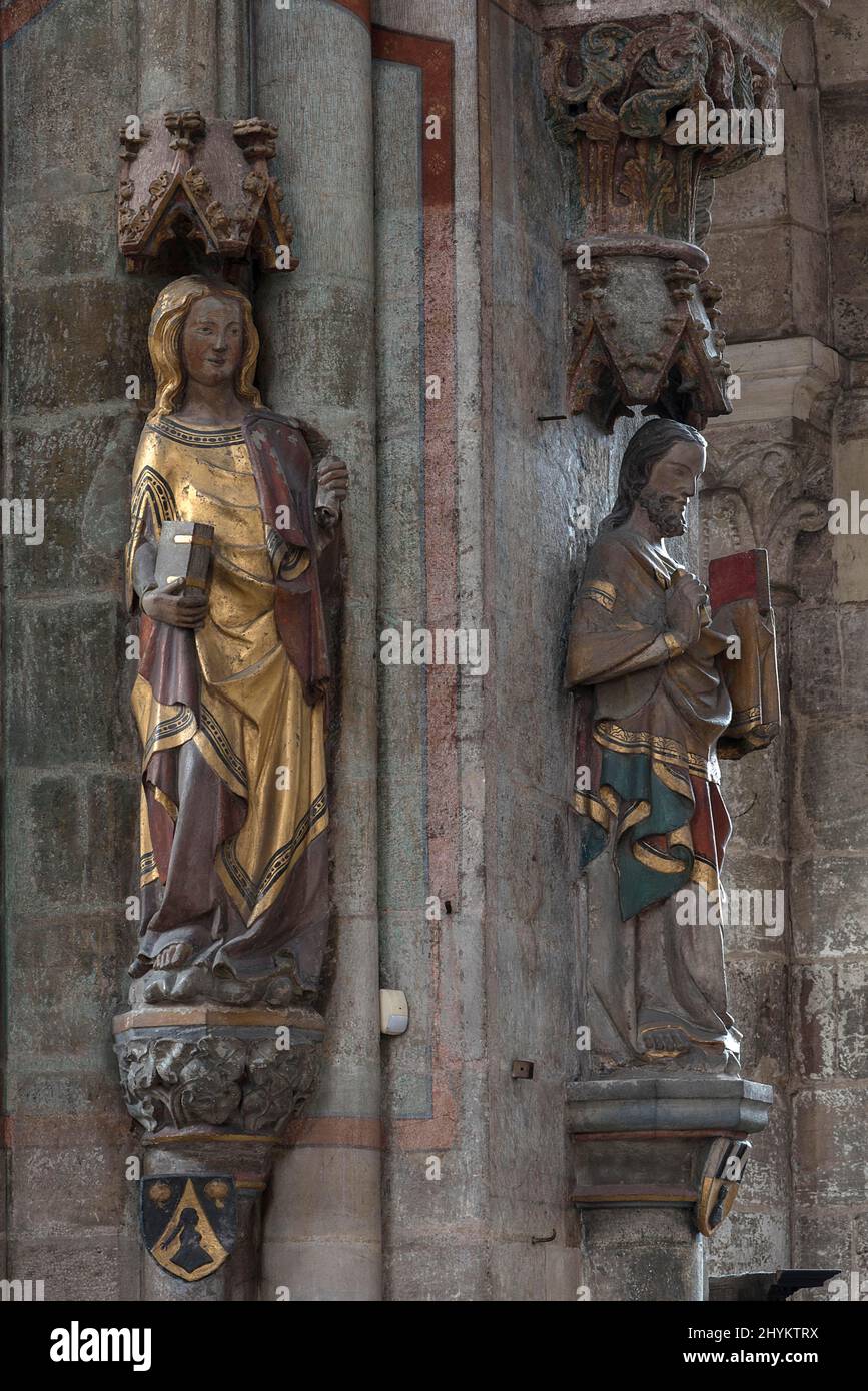 Sculptures colorées de saints, à droite de l'apôtre Bartholomée, le couteau Drudge, Église Sebalsdus du 14th siècle, Nuremberg, moyenne-Franconie Banque D'Images