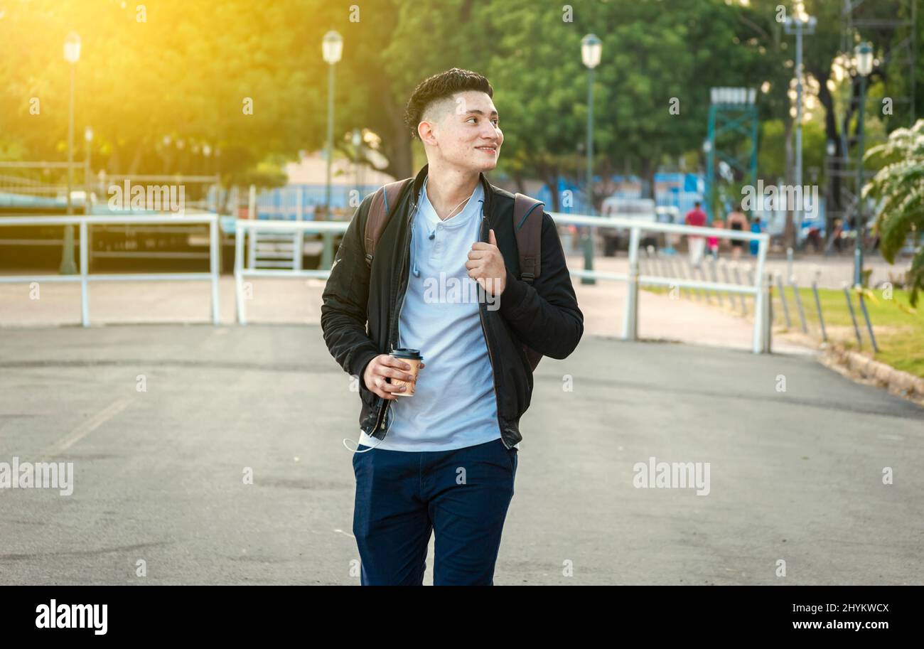 Un homme souriant qui marche en bas de la rue, un homme très beau qui marche en bas de la rue Banque D'Images