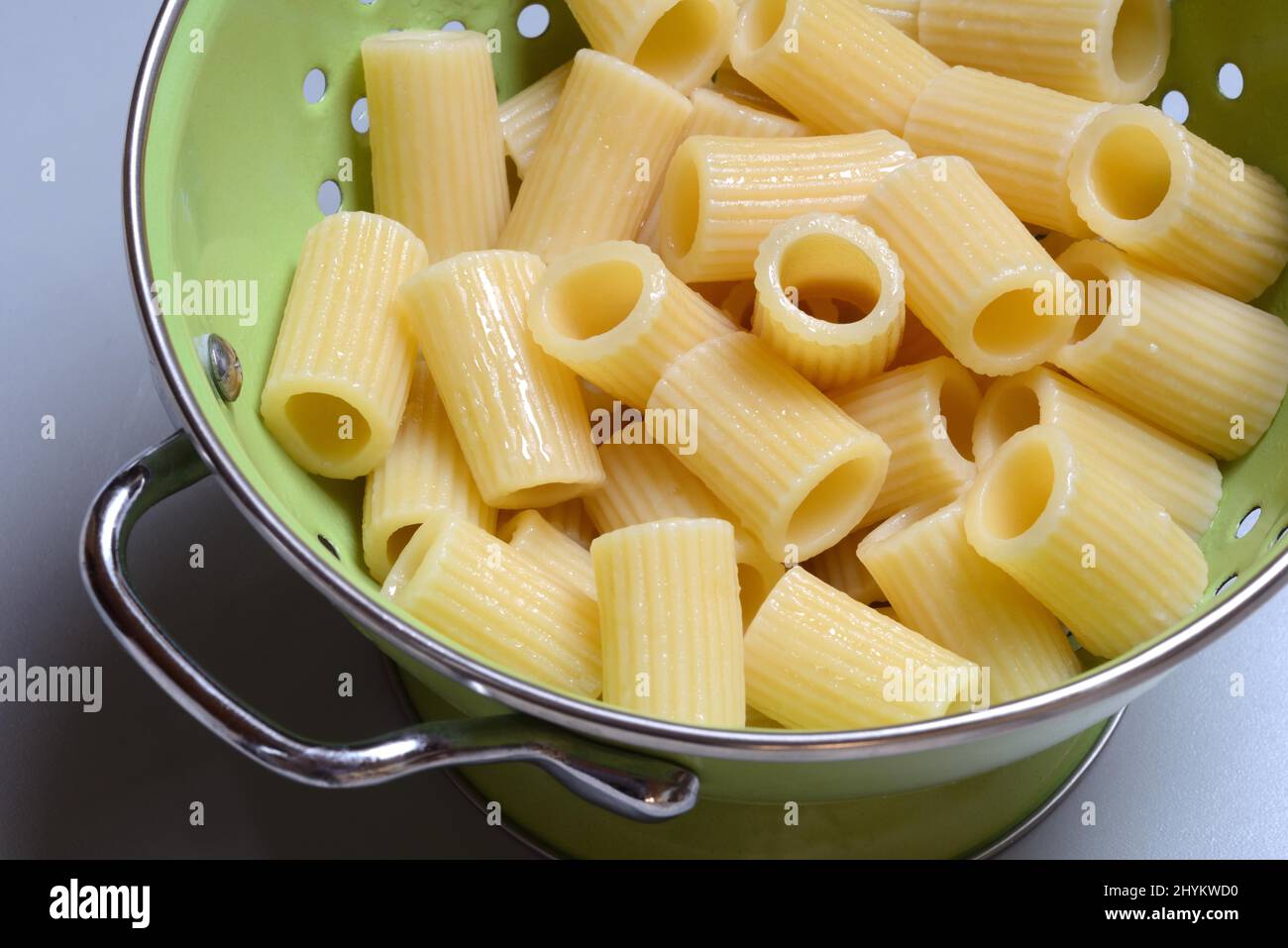 Rigatoni, pâtes cuites au drainer, pâtes, Italie Banque D'Images