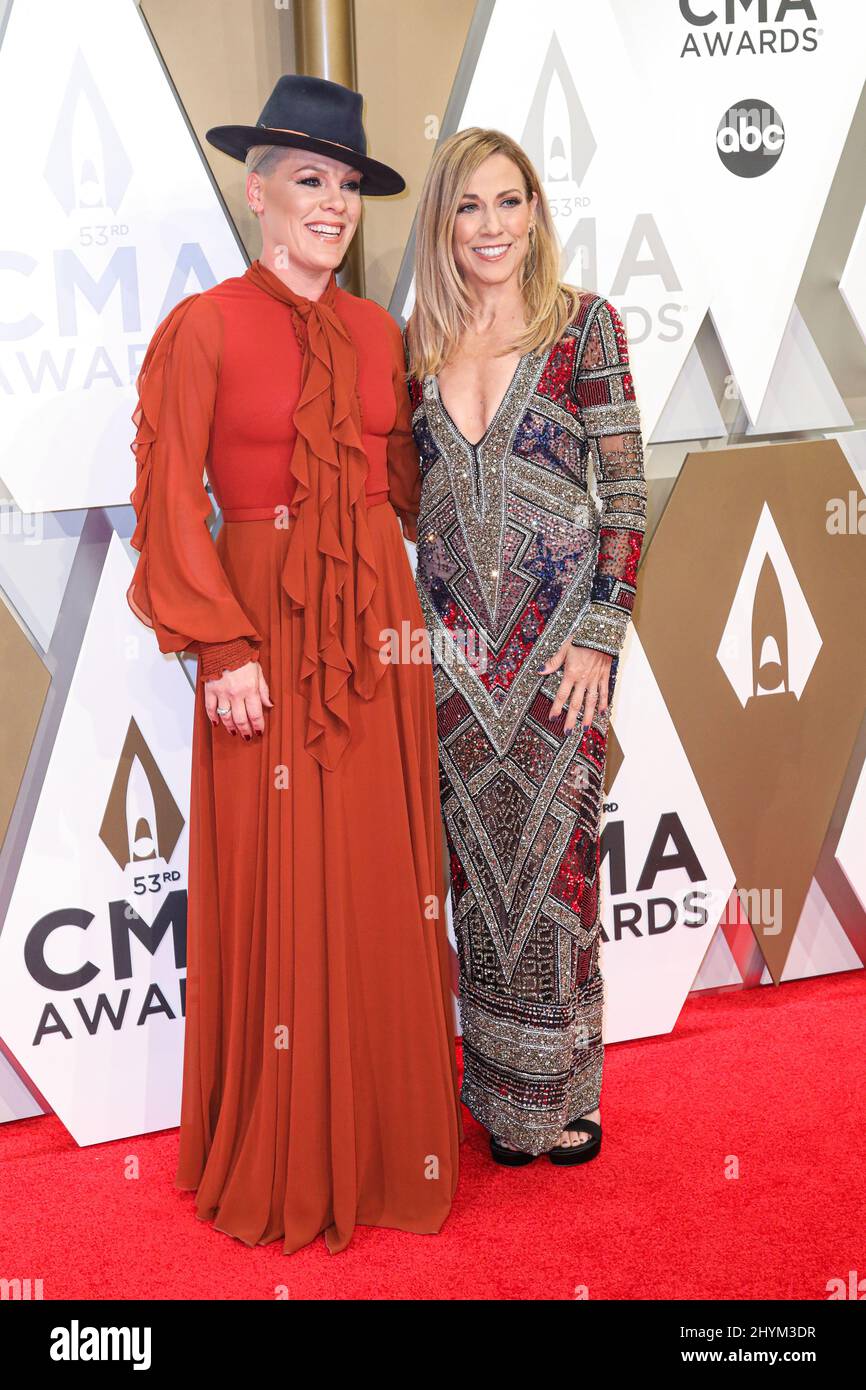 Sheryl Crow et Pink aux prix annuels 53rd de la Country Music Association, organisés par Carrie Underwood et Dolly Parton et Reba McEntyre, qui ont eu lieu au Bridgestone Arena le 13 novembre 2019 à Nashville, TN. Banque D'Images