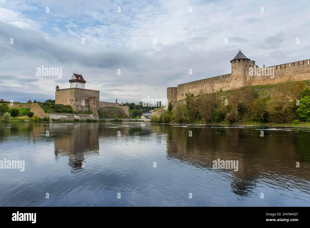 Vue sur la frontière de la rivière Narva, entre l'Estonie et la Russie, jusqu'à la forteresse d'Hermannsburg (à gauche) et le château d'Ivangorod (à droite) sur le côté russe Banque D'Images