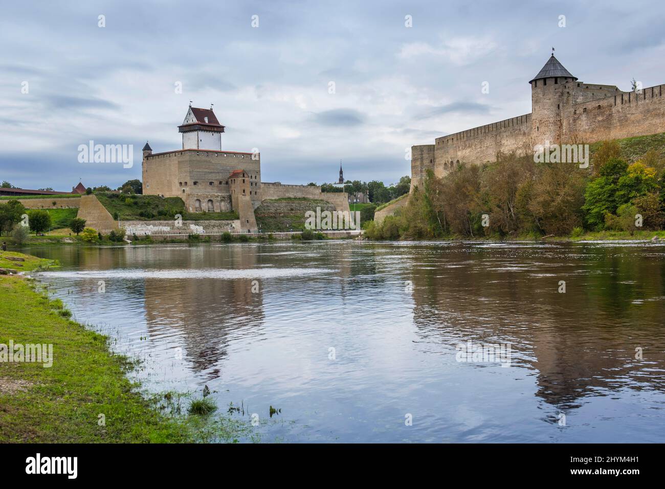 Vue sur la frontière de la rivière Narva, entre l'Estonie et la Russie, jusqu'à la forteresse d'Hermannsburg (à gauche) et le château d'Ivangorod (à droite) sur le côté russe Banque D'Images