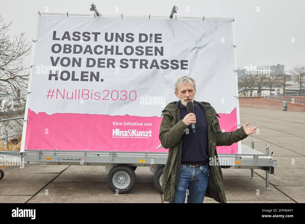 15 mars 2022, Hambourg : Jörn Sturm, Directeur général du magazine de rue Hinz & Kunzt, présente un panneau d'affichage City Life aux représentants des médias du Fischmarkt. La bande-annonce convertie avec un endroit pour dormir et une connexion électrique est destinée à fournir un endroit sûr pour les personnes à la recherche d'un abri. Photo: Georg Wendt/dpa Banque D'Images