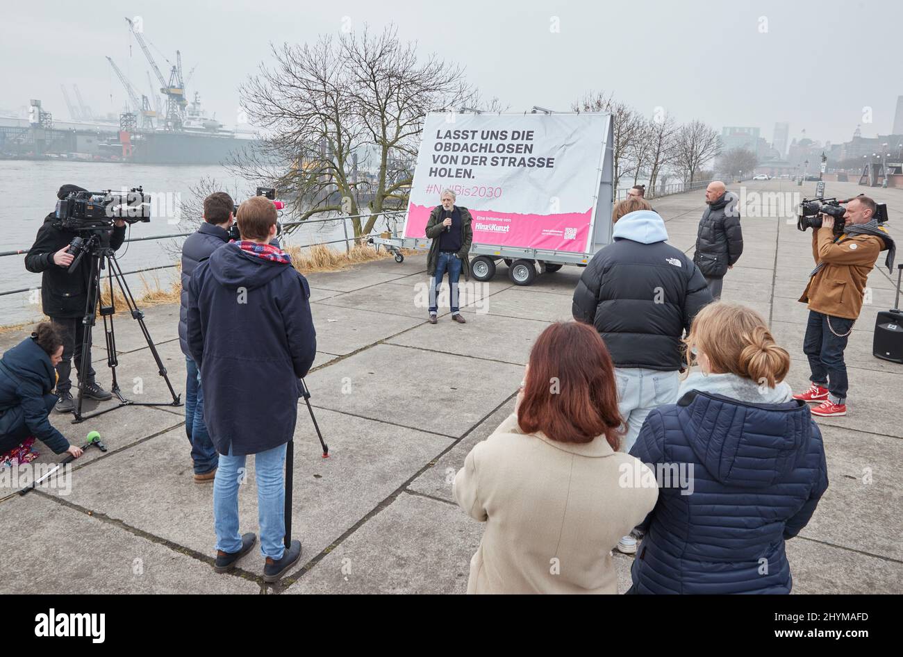 15 mars 2022, Hambourg : Jörn Sturm, Directeur général du magazine de rue Hinz & Kunzt, présente un panneau d'affichage City Life aux représentants des médias du Fischmarkt. La bande-annonce convertie avec un endroit pour dormir et une connexion électrique est destinée à fournir un endroit sûr pour les personnes à la recherche d'un abri. Photo: Georg Wendt/dpa Banque D'Images
