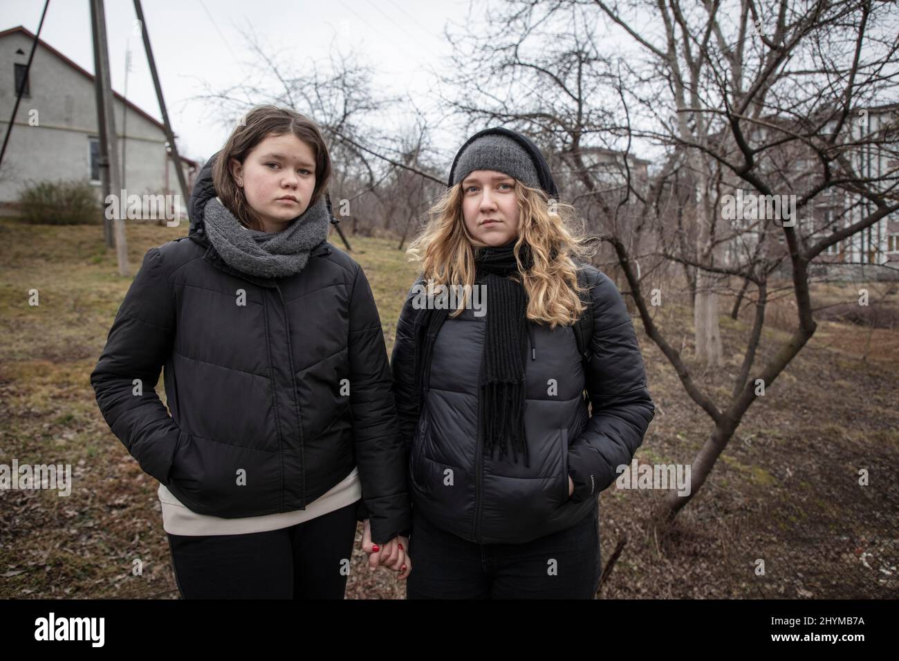 Les réfugiés ukrainiens à la frontière, Olena et Nastia Reminska, âgés de 23 et 14 ans, sont arrivés à la frontière avec leur mère Svetlana, qui seulement Banque D'Images