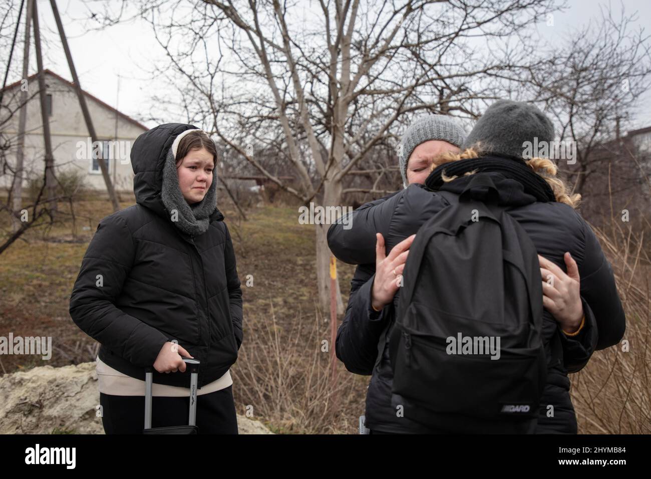 Les réfugiés ukrainiens à la frontière, Olena et Nastia Reminska, âgés de 23 et 14 ans, sont arrivés à la frontière avec leur mère Svetlana, qui seulement Banque D'Images