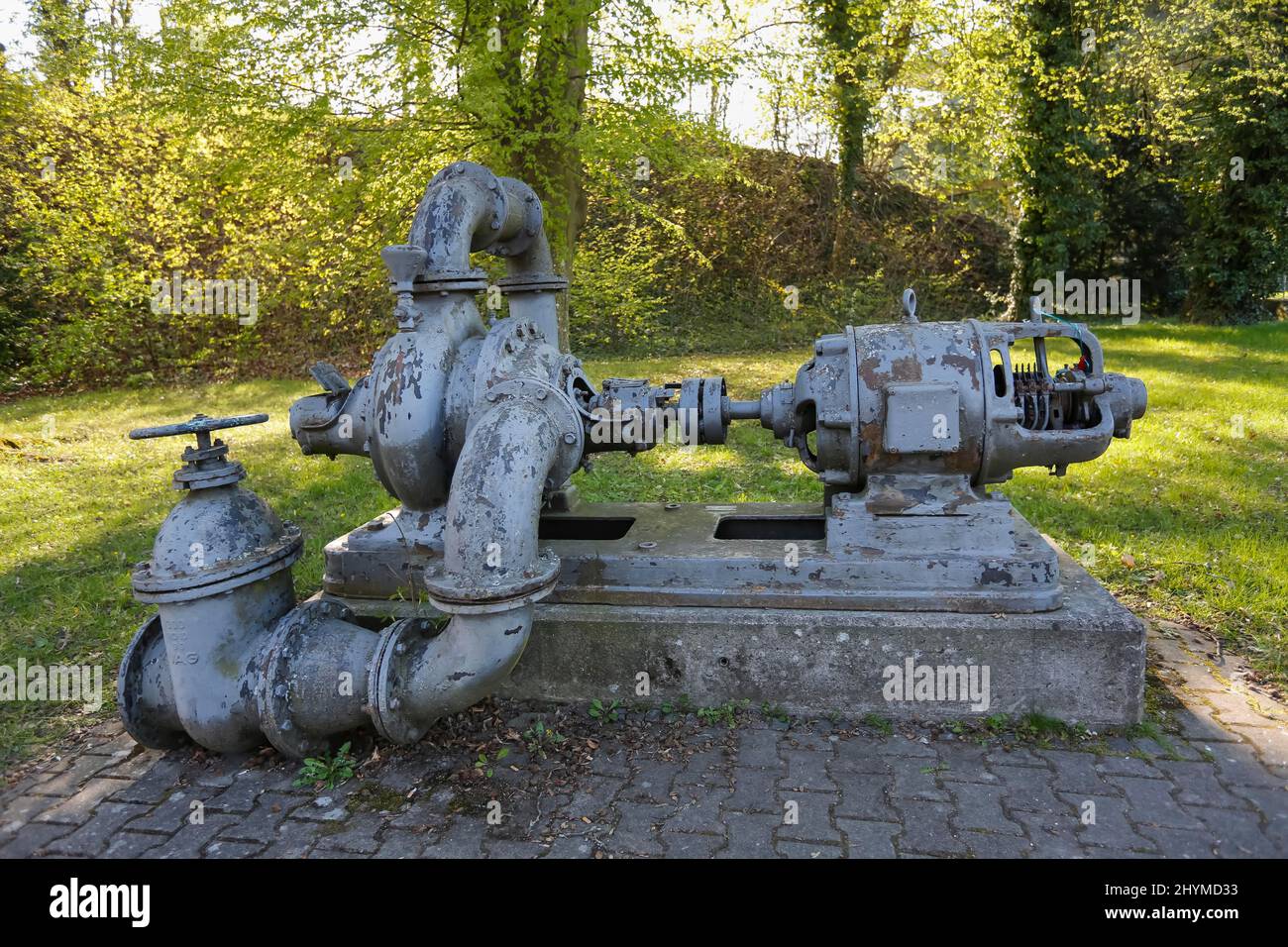 Ancienne pompe à eau à la tour d'eau de Kollmanspark, point de repère de la ville de Neu-Ulm, Bavière, Allemagne Banque D'Images