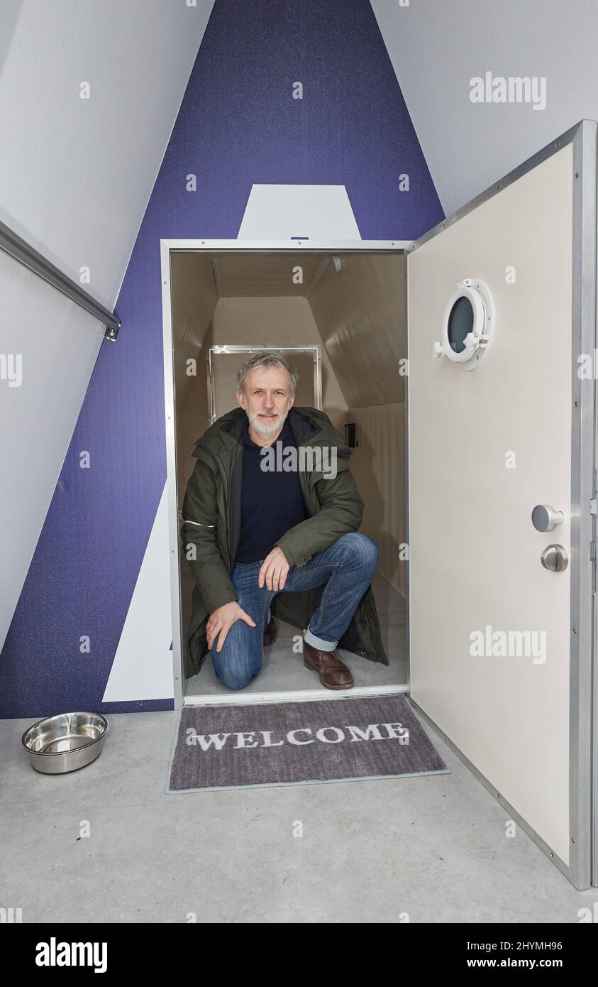 Hambourg, Allemagne. 15th mars 2022. Jörn Sturm, Directeur général du magazine de rue Hinz & Kunzt, se trouve à l'entrée d'un panneau d'affichage City Life lors d'un événement de presse au Fischmarkt. La bande-annonce convertie avec un endroit pour dormir et une connexion électrique est destinée à offrir aux demandeurs d'abri un endroit sûr. Credit: Georg Wendt/dpa/Alay Live News Banque D'Images