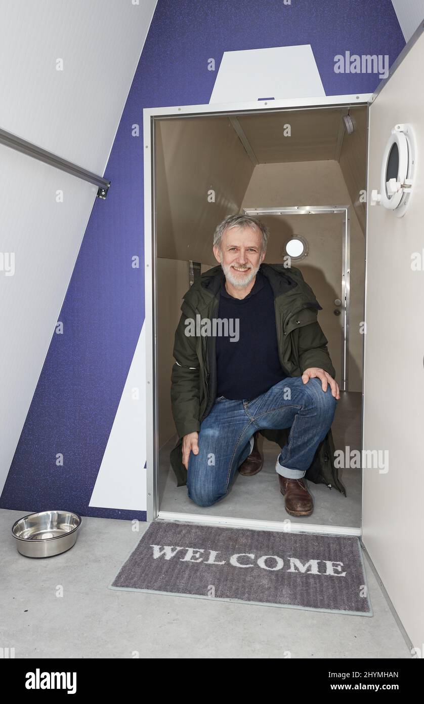 Hambourg, Allemagne. 15th mars 2022. Jörn Sturm, Directeur général du magazine de rue Hinz & Kunzt, se trouve à l'entrée d'un panneau d'affichage City Life lors d'un événement de presse au Fischmarkt. La bande-annonce convertie avec un endroit pour dormir et une connexion électrique est destinée à offrir aux demandeurs d'abri un endroit sûr. Credit: Georg Wendt/dpa/Alay Live News Banque D'Images