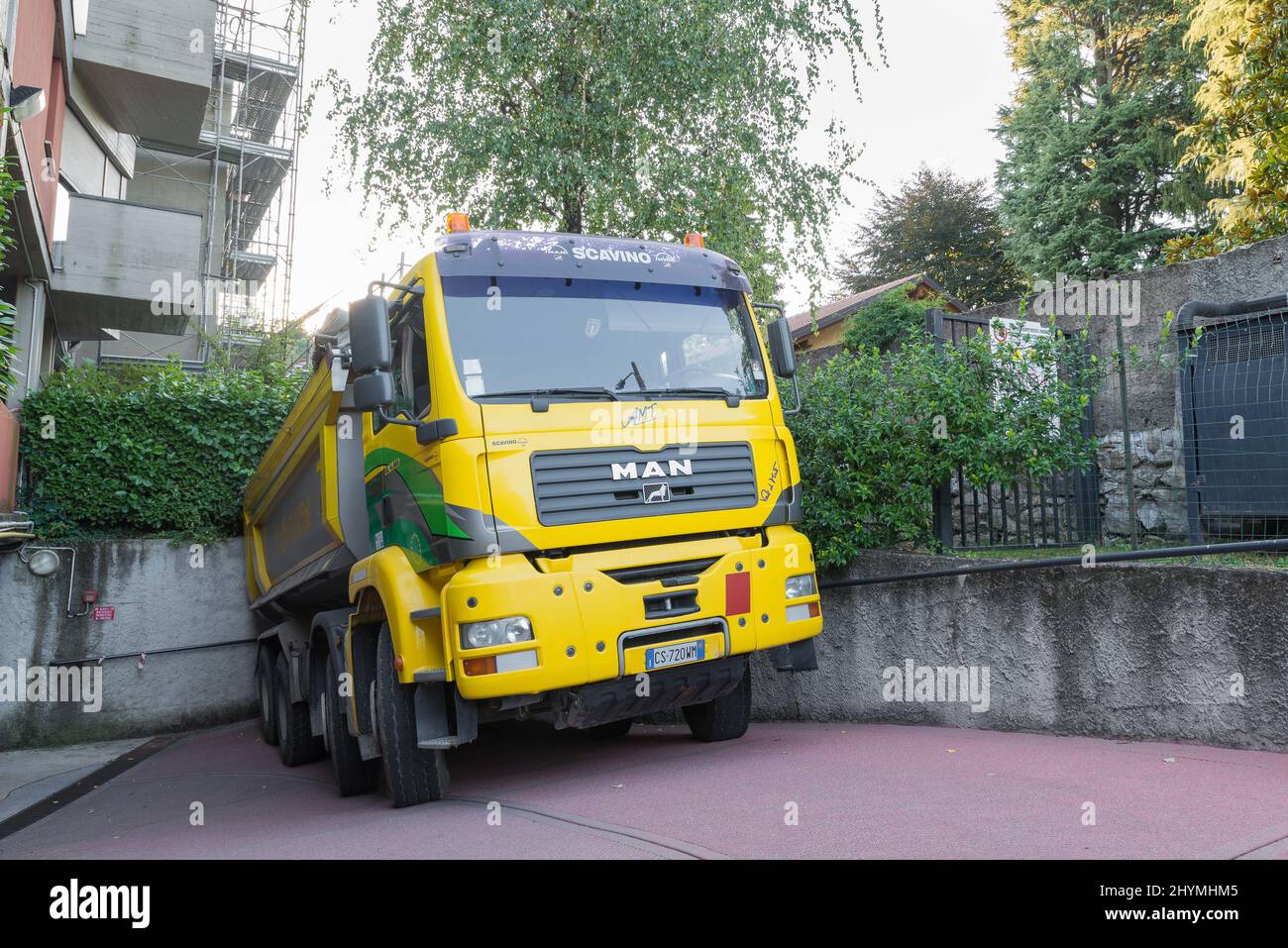 Chariot de chantier avec benne basculante. Camion avec logo MAN. Chariot pour le transport de gravats. Banque D'Images
