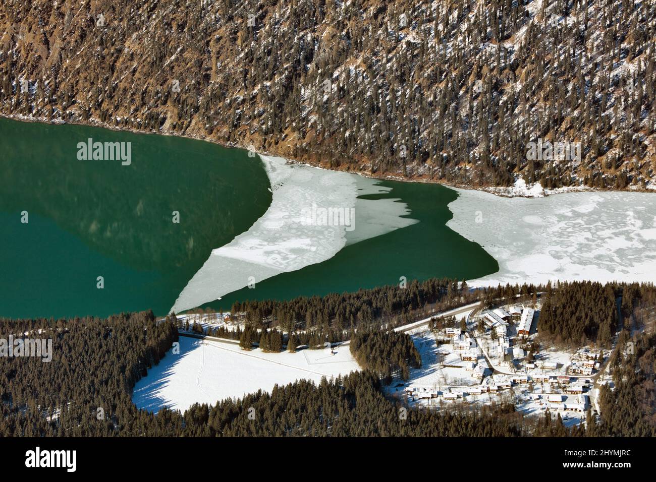 Barrage de Sylvenstein en hiver, partiellement gelé, vue aérienne, 09.02.2022, Allemagne, Bavière Banque D'Images