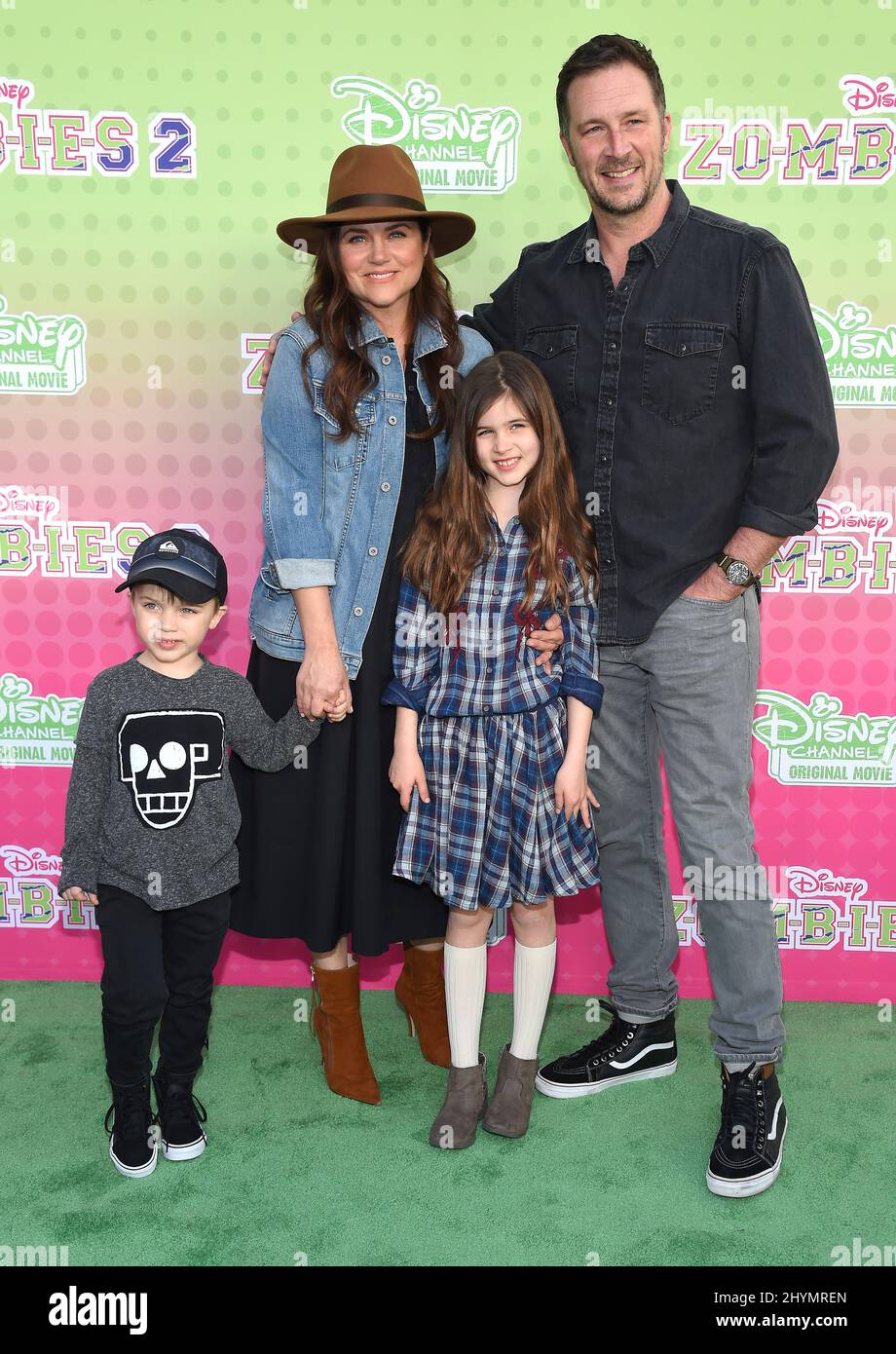 Tiffani Thiessen, Brady Smith, Harper Smith et Holt Smith arrivent au Disney Channel Original Movie €˜Zombies 2€™ au Walt Disney Studios main Theatre le 25 janvier 2020 à Burbank, CA. Banque D'Images