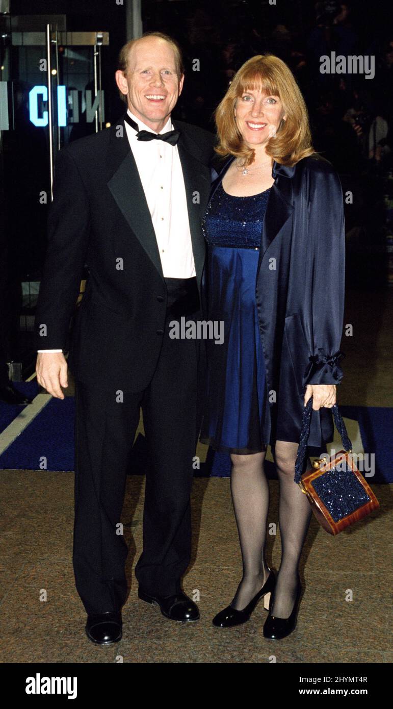 RON HOWARD ET SA FEMME CHERYL ASSISTENT À LA PREMIÈRE ROYALE « THE GRINCH » À LONDRES. IMAGE : PRESSE BRITANNIQUE Banque D'Images