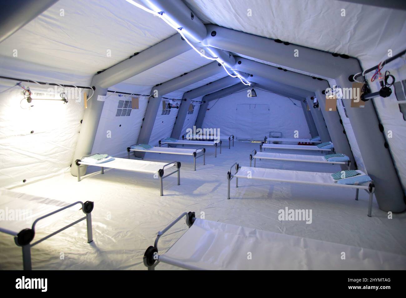 RÉGION DE LVIV, UKRAINE - le 14 MARS 2022 - les lits sont vus dans une tente de l'hôpital de campagne Samaritan's Purse, qui a été mis en place pour fournir gratuitement des soins médicaux Banque D'Images