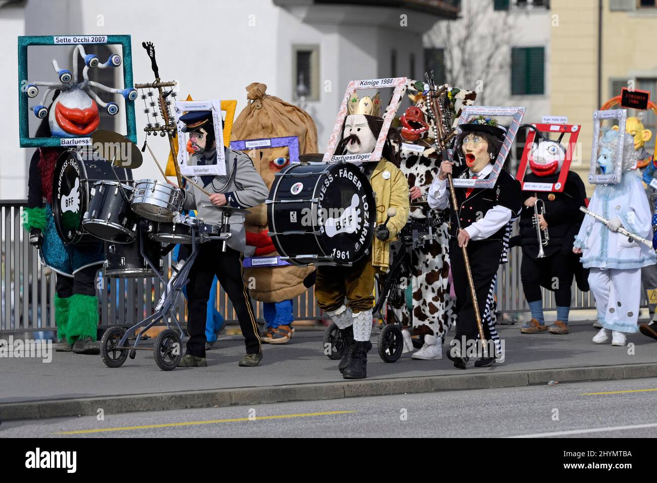 Carnivalists Guggenmusik image cadre motif, procession de carnaval, parade avec les gens habillés, Suisse Banque D'Images