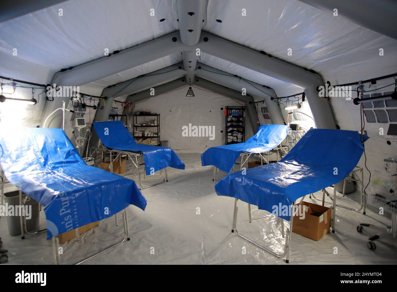 RÉGION DE LVIV, UKRAINE - le 14 MARS 2022 - les lits sont vus dans une tente de l'hôpital de campagne Samaritan's Purse, qui a été mis en place pour fournir gratuitement des soins médicaux Banque D'Images