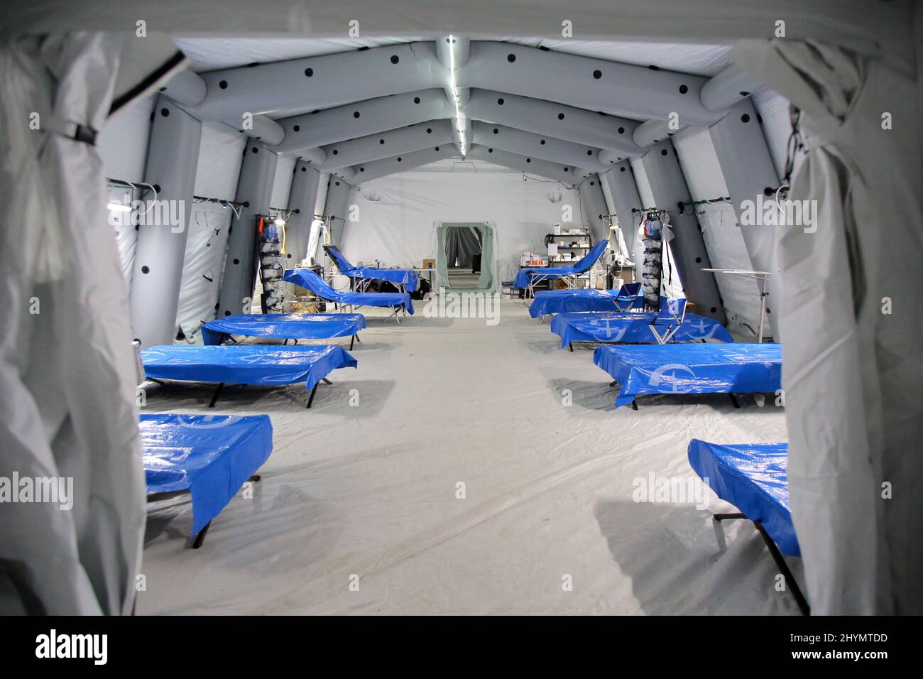 RÉGION DE LVIV, UKRAINE - le 14 MARS 2022 - les lits sont vus dans une tente de l'hôpital de campagne Samaritan's Purse, qui a été mis en place pour fournir gratuitement des soins médicaux Banque D'Images