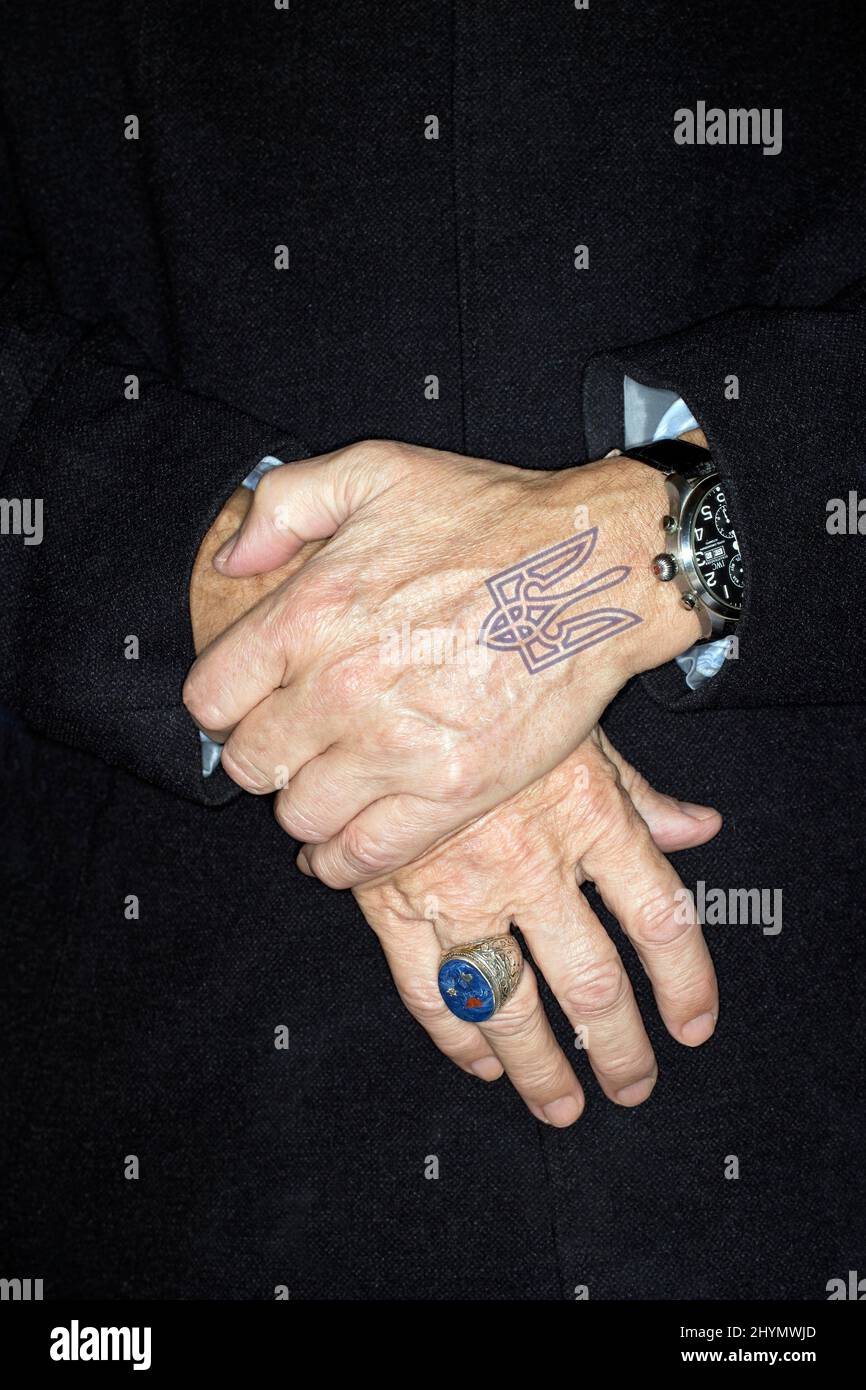 L'emblème national ukrainien du trident (Tryzub), comme un tatouage sur le dos d'une main Banque D'Images