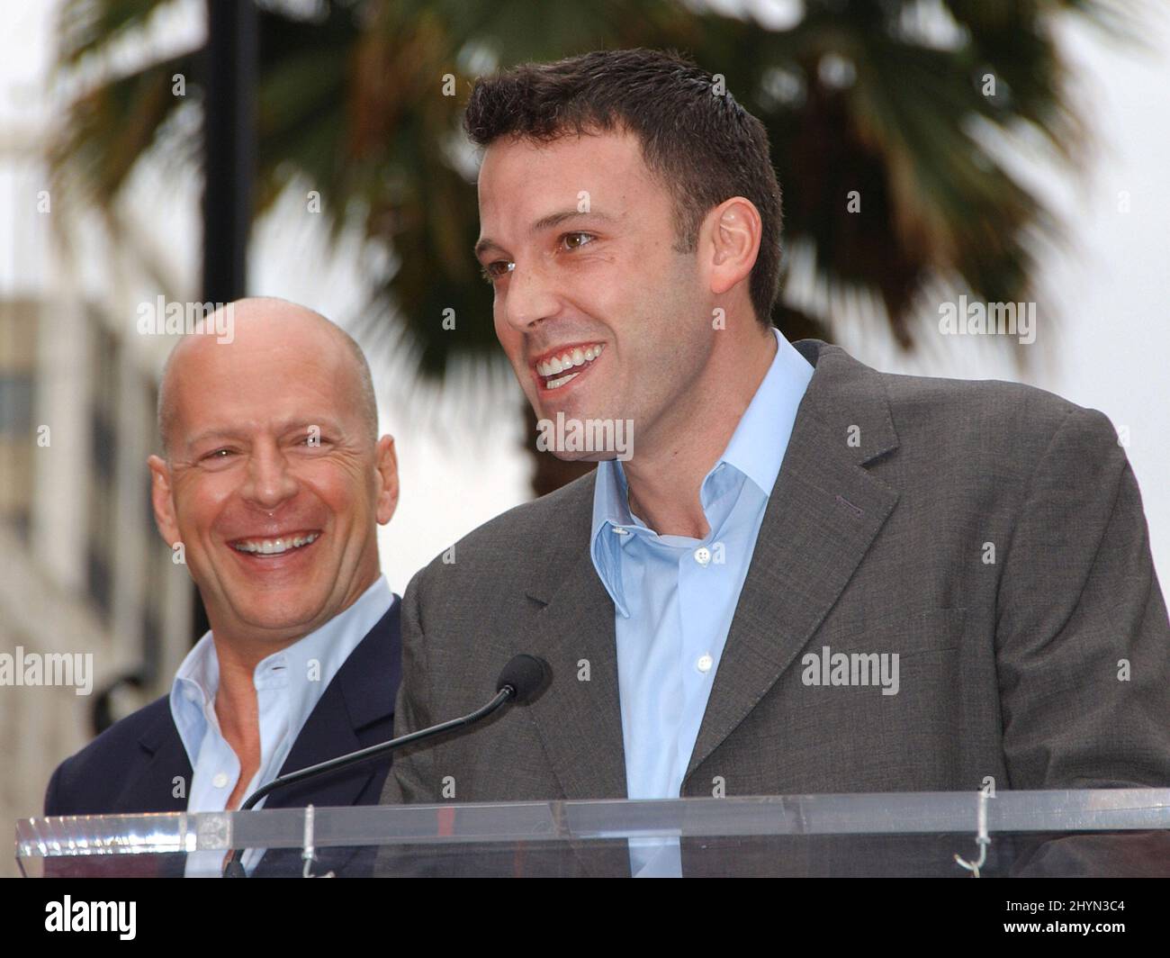 Bruce Willis est honoré d'une étoile sur le Hollywood Walk of Fame. Accompagné de Ben Affleck. Photo : presse britannique Banque D'Images