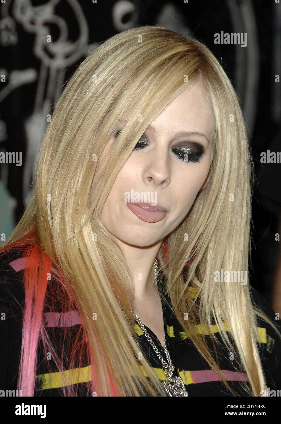 La signature de CD « The Best Damn Thing » d'avril Lavigne a lieu à Virgin Megastore à Hollywood. Photo : presse britannique Banque D'Images