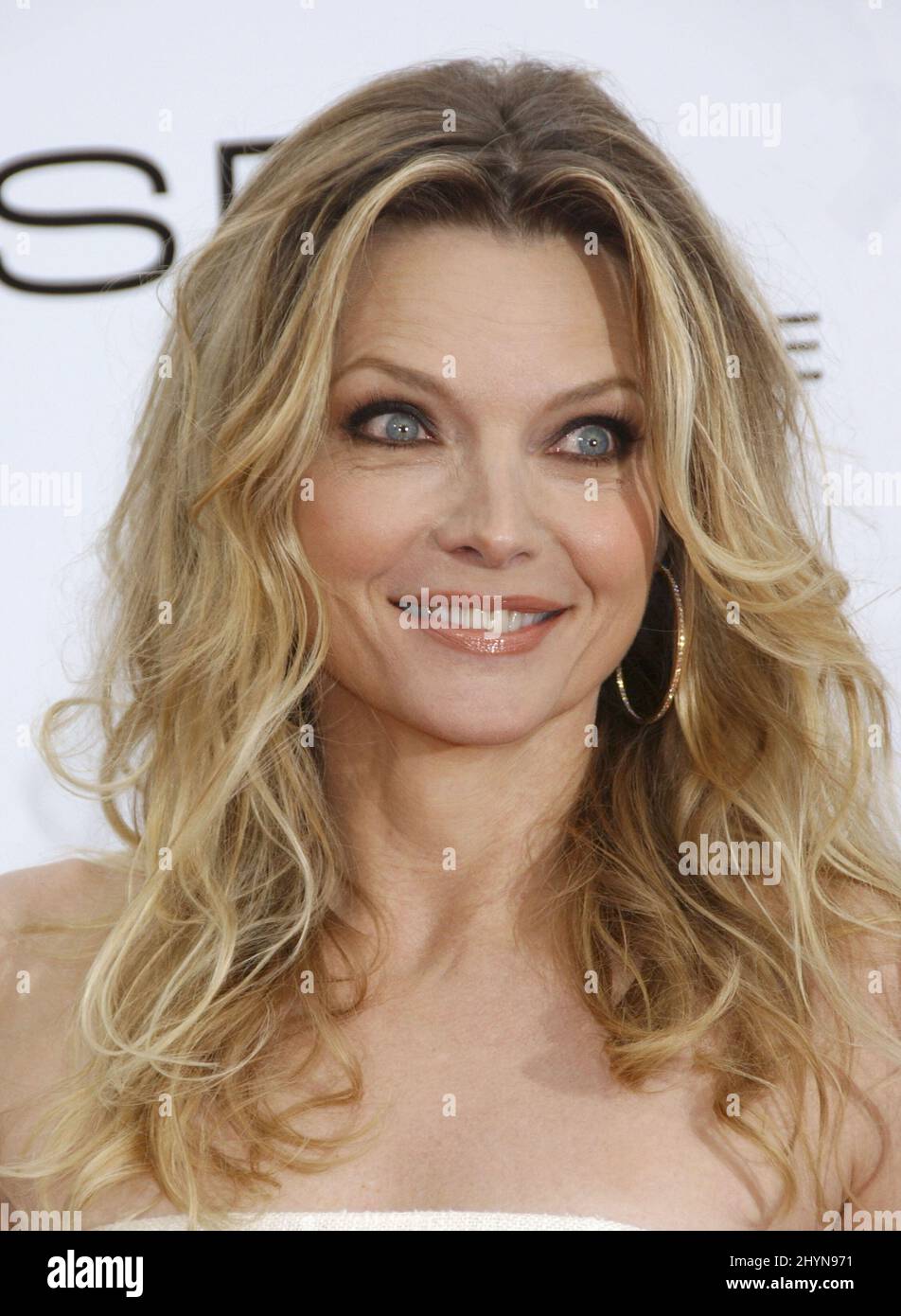 Michelle Pfeiffer assiste à la première 'Hairspray' qui s'est tenue au Mann Village Theatre. Photo : presse britannique Banque D'Images