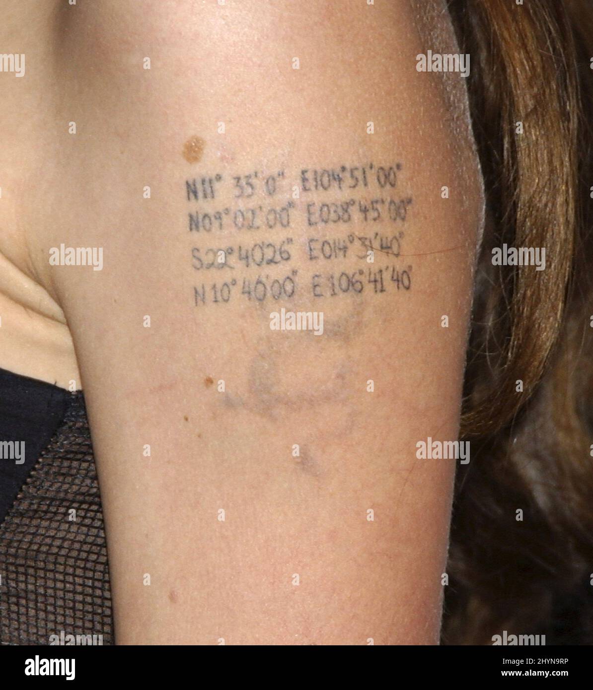 Tatouage Dos Angelina Jolie Angelina jolie tattoo Banque de photographies et d'images à haute  résolution - Alamy