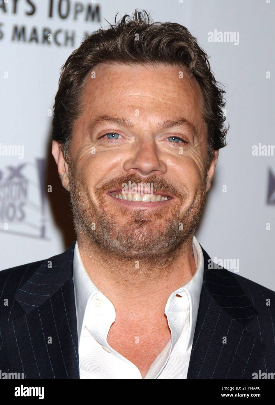 Eddie Izzard participe à la première FX 'The riches'. Photo : presse britannique Banque D'Images