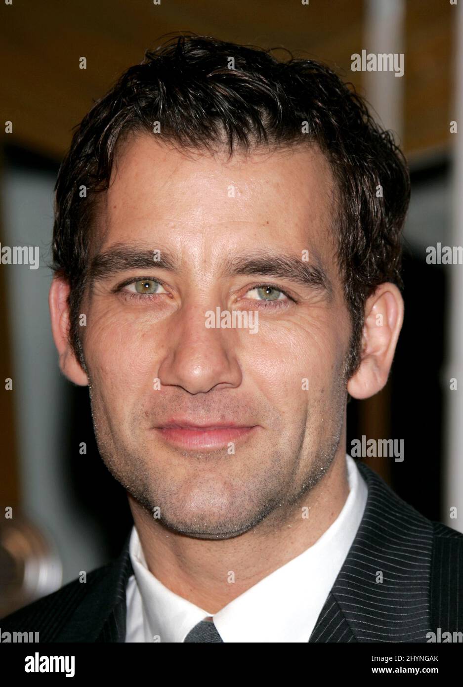 Clive Owen participe à la première « plus près » en Californie. Photo : presse britannique Banque D'Images