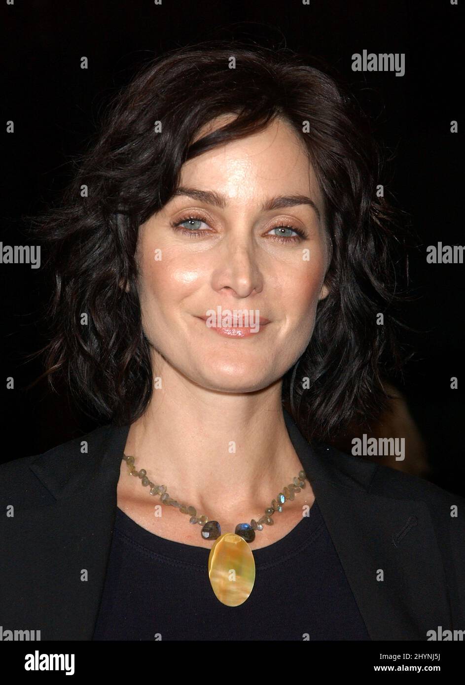 CARRIE-ANNE MOSS PARTICIPE AU DÉBUT DU MATCH DE LA MATRICE QUI A EU LIEU À WARNER BROS. STUDIOS, CALIFORNIE. IMAGE : PRESSE BRITANNIQUE Banque D'Images
