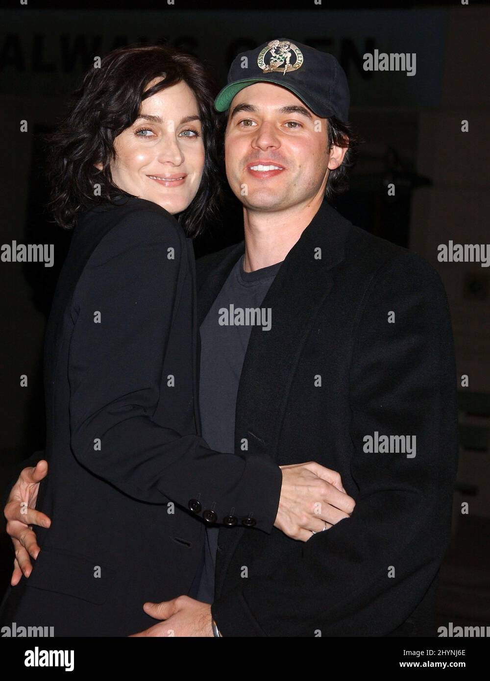 CARRIE-ANNE MOSS PARTICIPE AU DÉBUT DU MATCH DE LA MATRICE QUI A EU LIEU À WARNER BROS. STUDIOS, CALIFORNIE. IMAGE : PRESSE BRITANNIQUE Banque D'Images