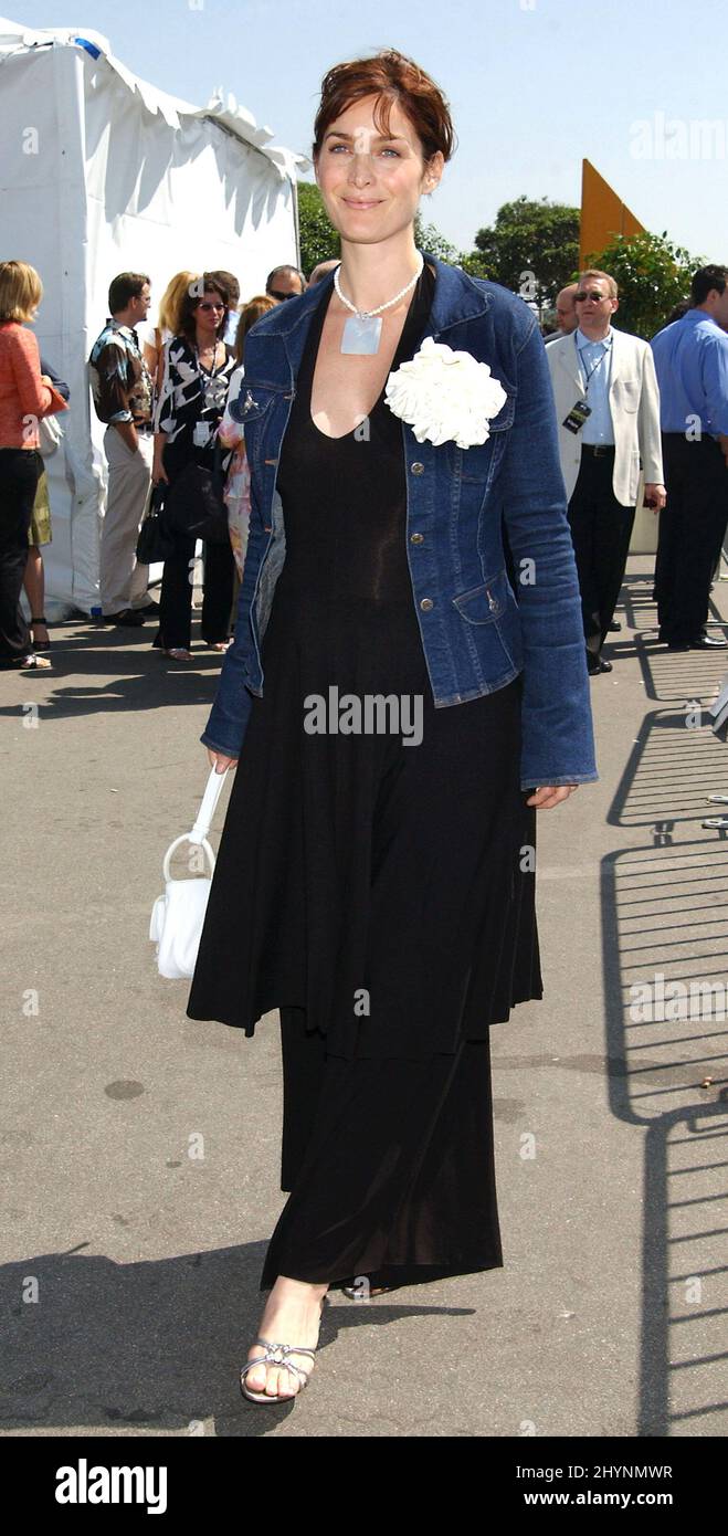 CARRIE-ANNE MOSS PARTICIPE AUX 2003 PRIX INDÉPENDANTS SPIRIT À SANTA MONICA BEACH, EN CALIFORNIE. IMAGE : PRESSE BRITANNIQUE Banque D'Images