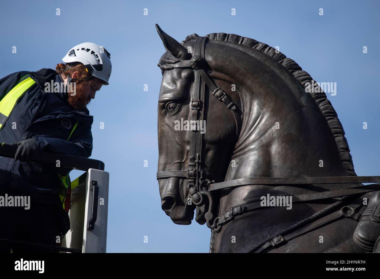 Whitehall, Londres, Royaume-Uni. 15 mars 2022. La statue équestre en bronze du Mémorial Earl Haig est donnée une propreté sous un ciel bleu. Crédit : Malcolm Park/Alay Live News Banque D'Images