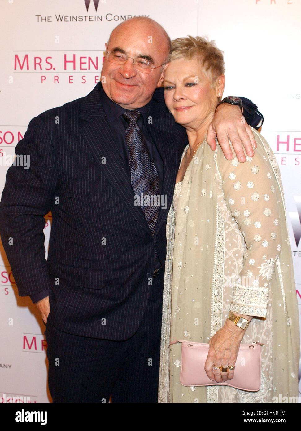 Judi Dench et Bob Hoskins assistent à la première de « Mrs Henderson Presents » à Los Angeles. Photo : presse britannique Banque D'Images