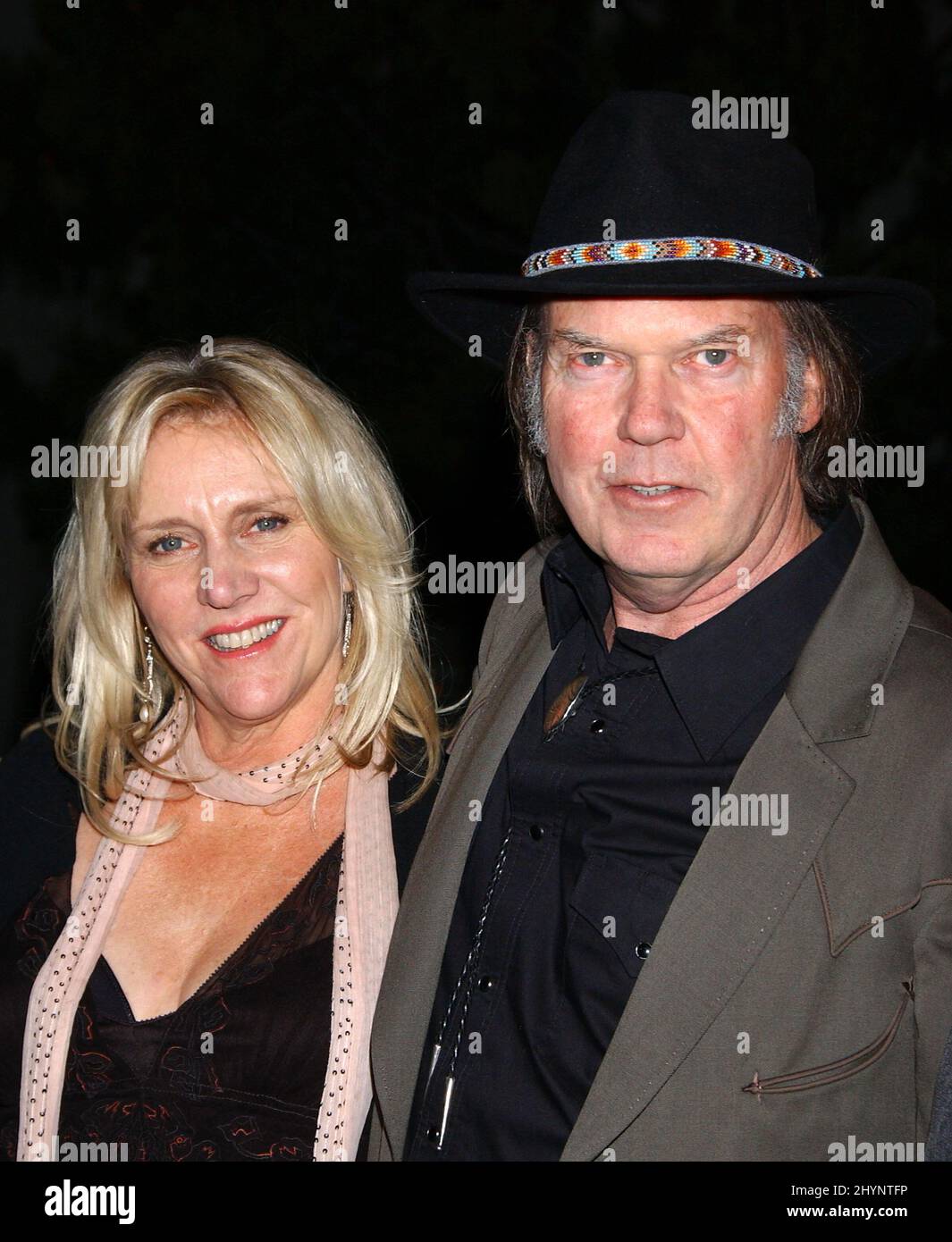 Neil Young et sa femme Peggy Young assistent à la première « Neil Young: Heart of Gold » de Los Angeles. Photo : presse britannique Banque D'Images