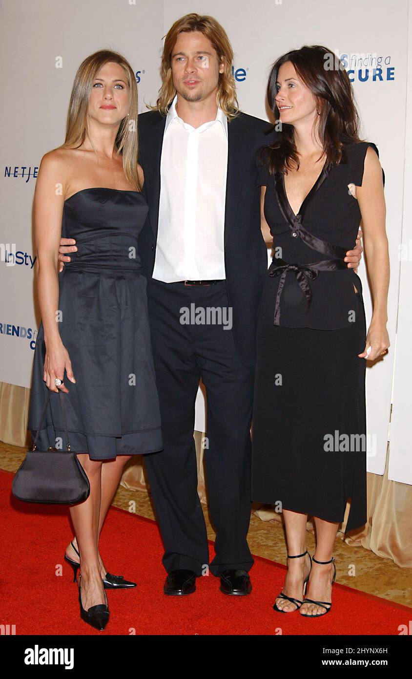 JENNIFER ANISTON, BRAD PITT ET COURTENEY COX ASSISTENT AU GALA « FRIENDS FINDING A CURE » DU PROJET A.L.S À BEVERLY HILLS. IMAGE : PRESSE BRITANNIQUE Banque D'Images