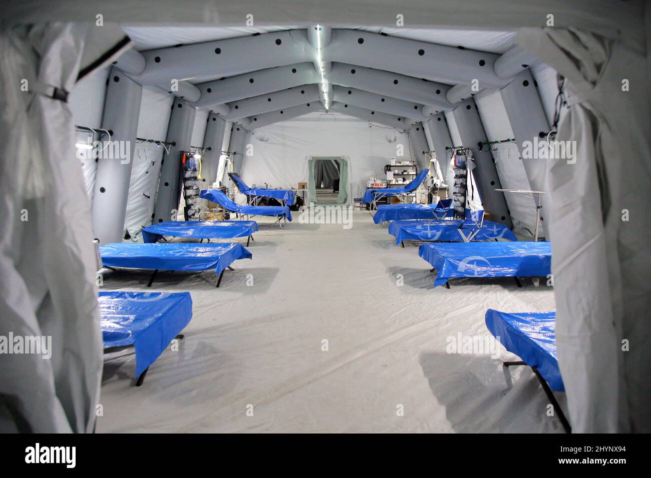 Les lits sont vus dans une tente de l'hôpital de campagne d'urgence Samaritans Purse, mis en place pour fournir des services médicaux gratuits aux personnes déplacées à l'intérieur du pays et à ceux qui ont besoin de traitement en raison du conflit qui fait rage, région de Lviv, ouest de l'Ukraine, 14 mars 2022. Photo d'Alona Nikolaievych/Ukrinform/ABACAPRESS.COM Banque D'Images