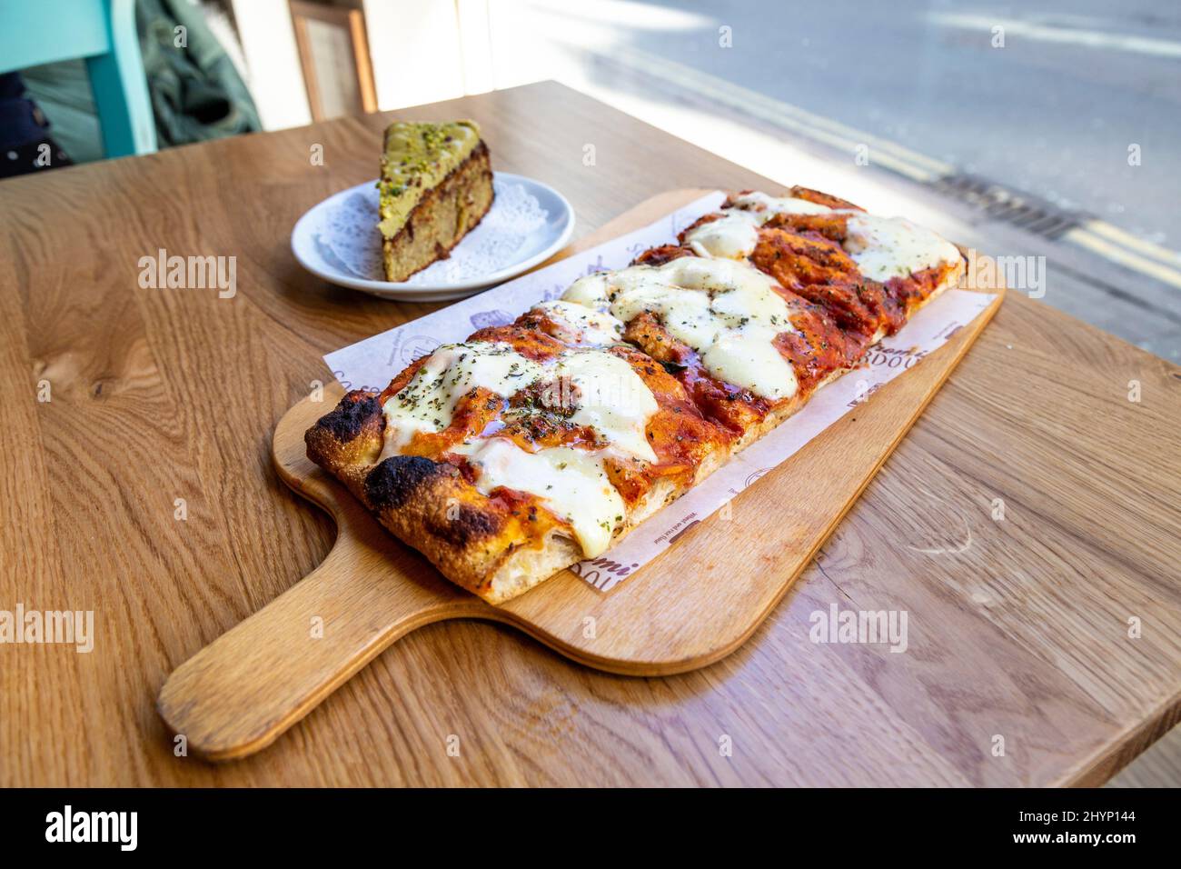 Pizza au levain Margherita et torte de pictachio au restaurant sicilien Aromi, Cambridge, Cambridgeshire, Royaume-Uni Banque D'Images