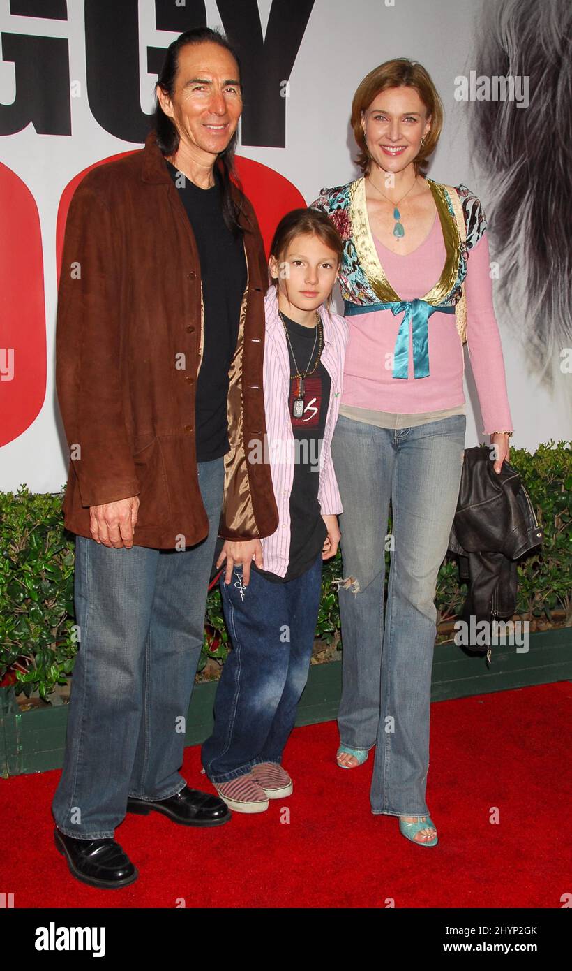 Brenda Strong, son mari Tom Henri et son fils John assistent à la première mondiale « The Shaggy Dog » à Hollywood. Photo : presse britannique Banque D'Images