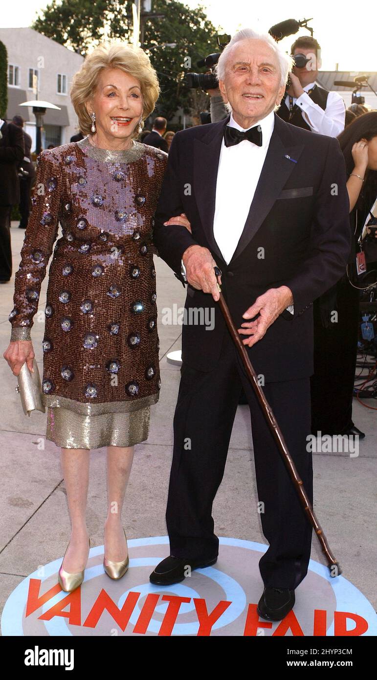 KIRK Douglas et sa femme Anne assistent à la « Vanity Fair Oscar Party 2004 » au restaurant Mortons à West Hollywood. Photo : presse britannique Banque D'Images