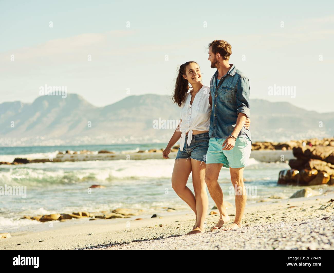 Nous partageons un amour profond pour la plage. Photo d'un jeune couple marié marchant sur la plage. Banque D'Images