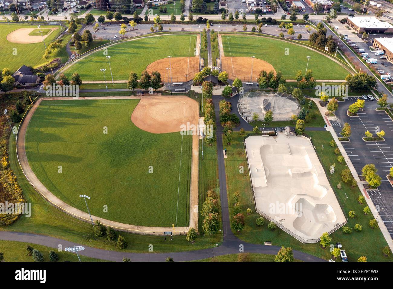 Vue aérienne d'un complexe sportif avec des diamants de baseball/softball, un parc de skate et des cages de base-ball. Banque D'Images