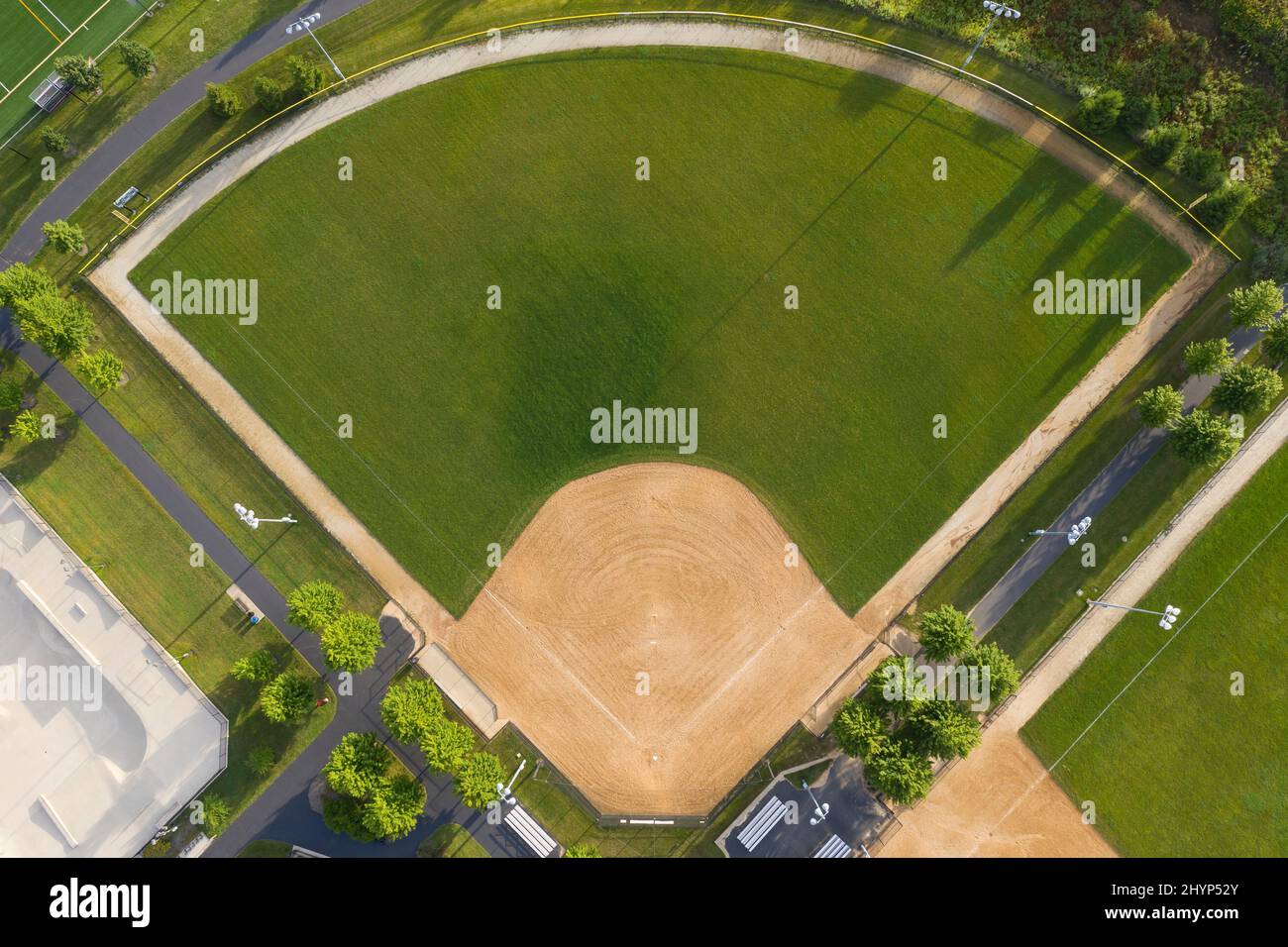 Vue aérienne d'un diamant de softball dans un complexe sportif dans un cadre suburbain. Banque D'Images