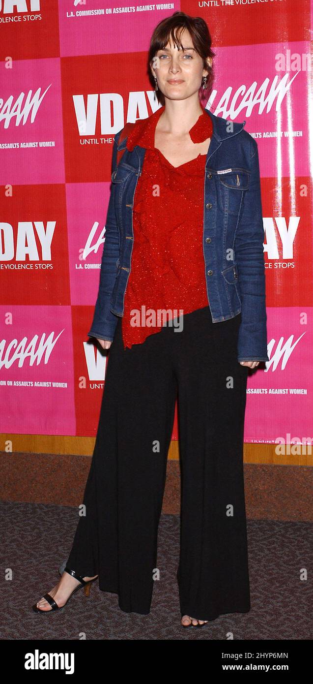 CARRIE ANNE MOSS PARTICIPE AU V-DAY LA 2003 À LA SÉLECTION DES PRESTATIONS DE BIENFAISANCE DE 'JUSQU'À CE QUE LA VIOLENCE S'ARRÊTE', À HOLLYWOOD. IMAGE : PRESSE BRITANNIQUE Banque D'Images