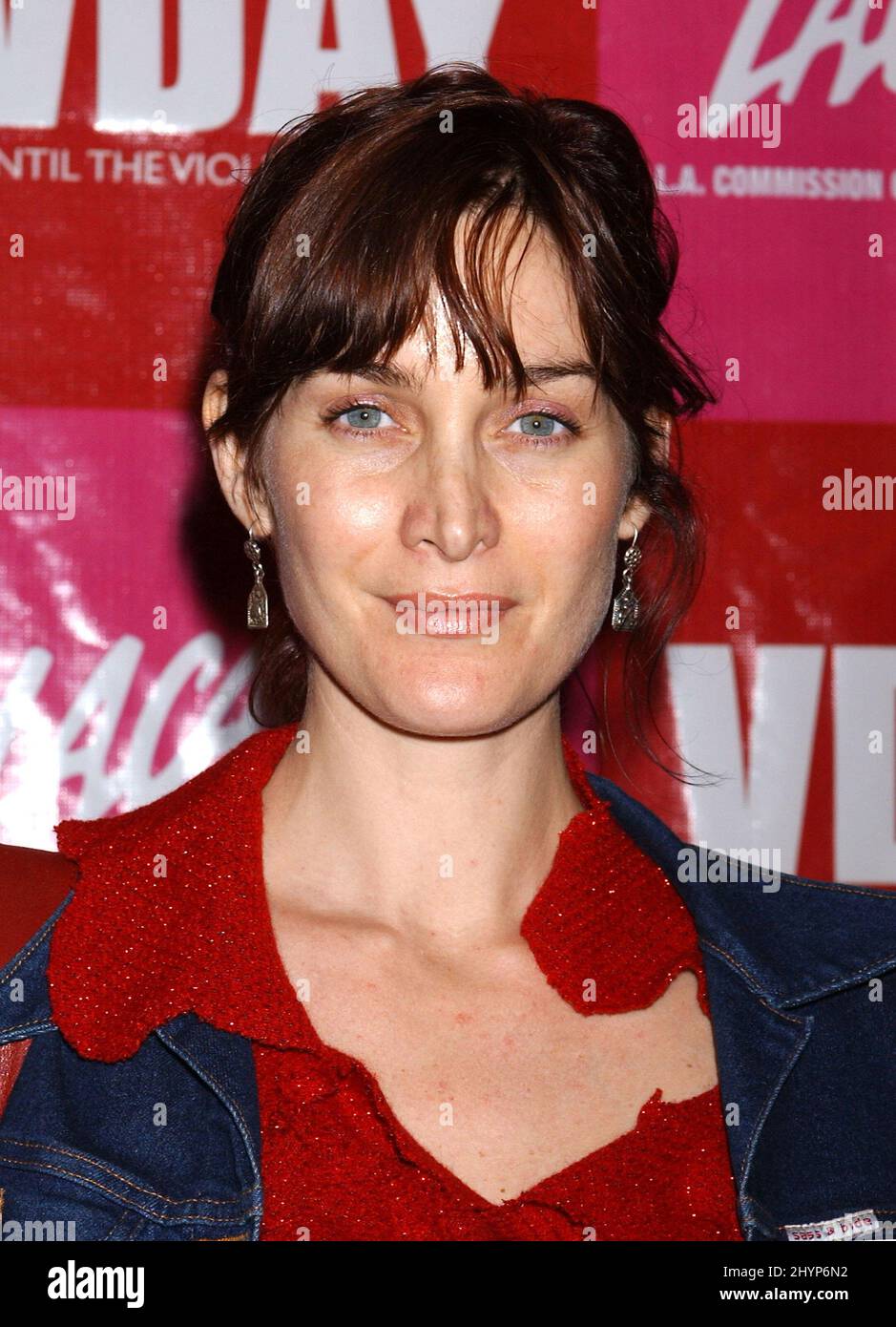 CARRIE ANNE MOSS PARTICIPE AU V-DAY LA 2003 À LA SÉLECTION DES PRESTATIONS DE BIENFAISANCE DE 'JUSQU'À CE QUE LA VIOLENCE S'ARRÊTE', À HOLLYWOOD. IMAGE : PRESSE BRITANNIQUE Banque D'Images
