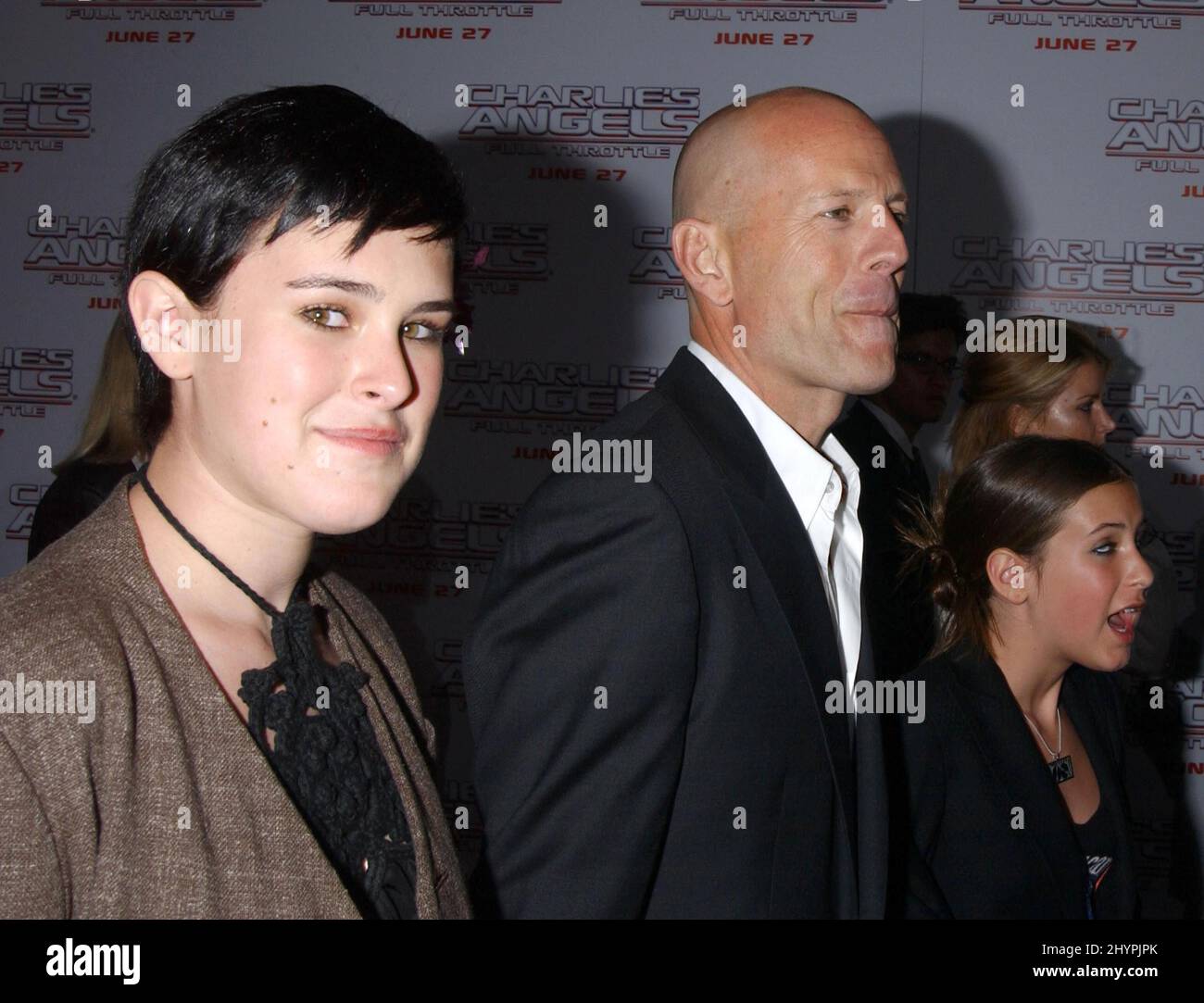 BRUCE WILLIS AVEC SES FILLES RUMER ET SCOUT ASSISTENT À LA PREMIÈRE « CHARLIES ANGELS: FULL THROTTLE » À HOLLYWOOD. IMAGE : PRESSE BRITANNIQUE Banque D'Images